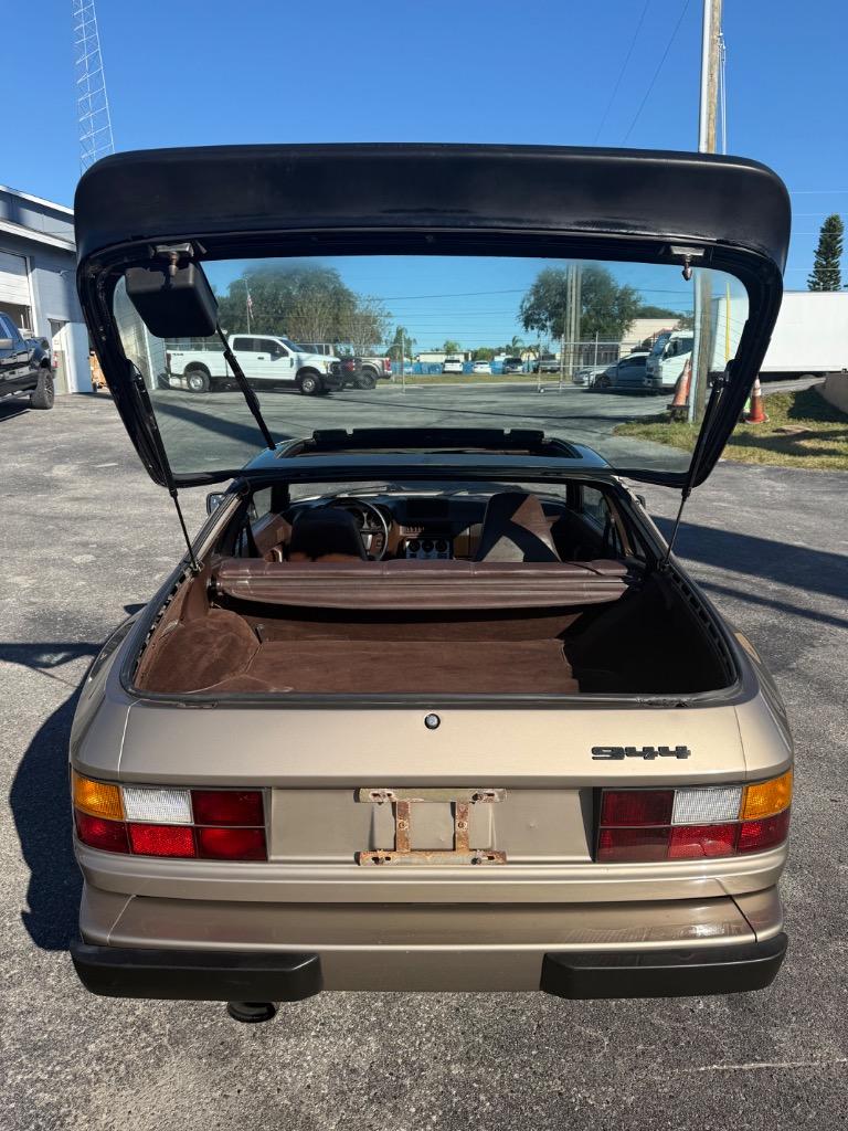 1983 Porsche 944 - Photo 8
