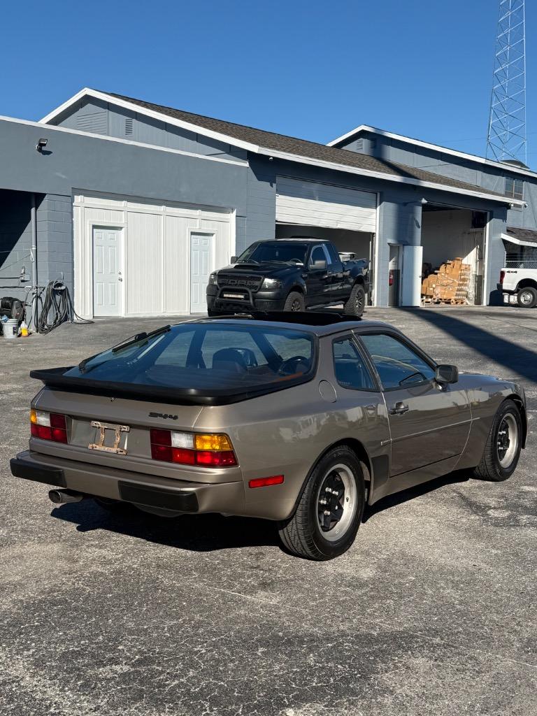 1983 Porsche 944 - Photo 6