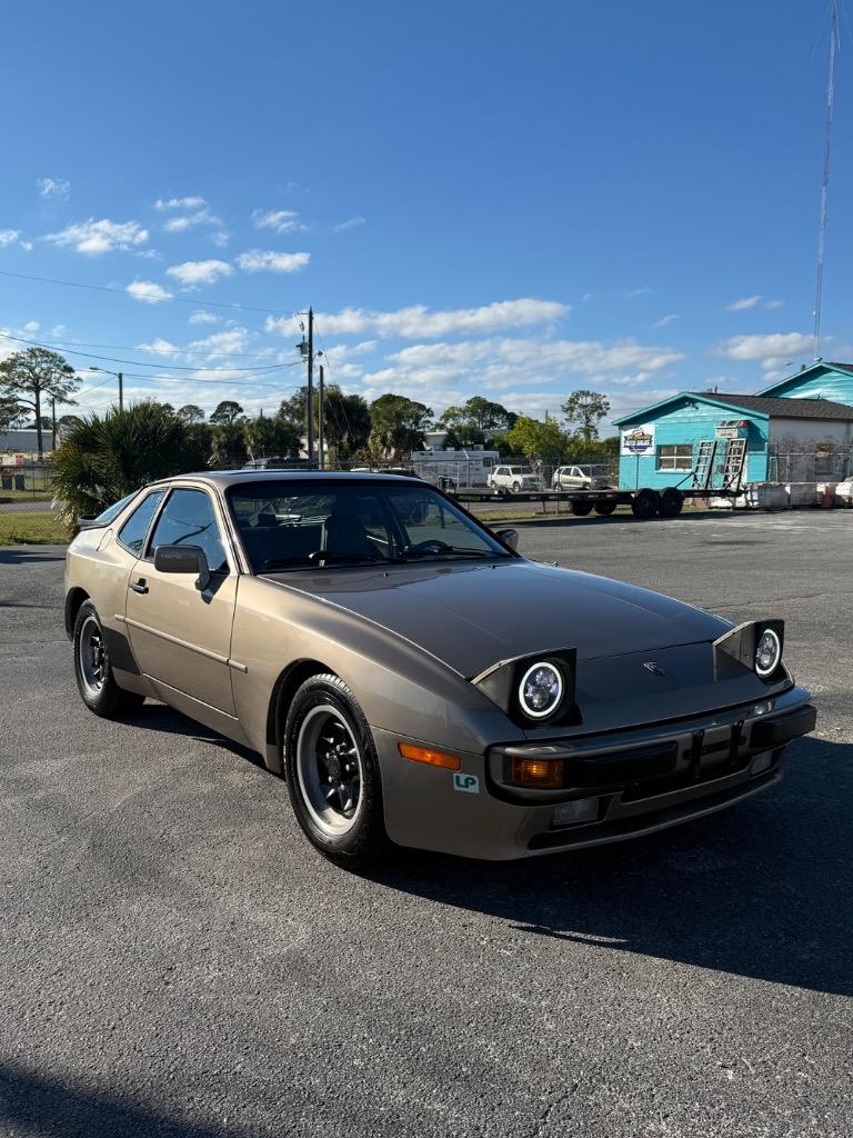 1983 Porsche 944's photo